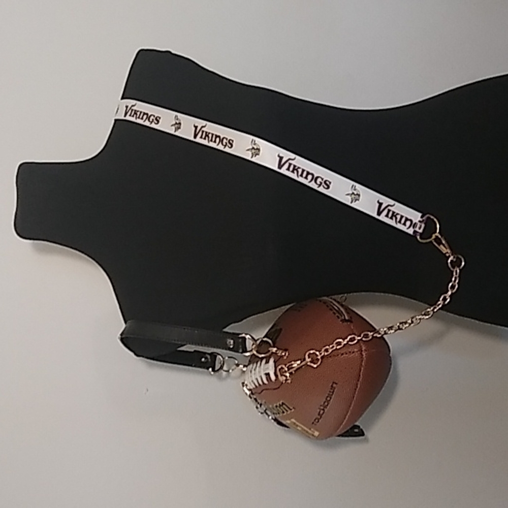 HANDMADE Football Purse (MINNESOTA VIKINGS) ๐ - Picture 6 of 17